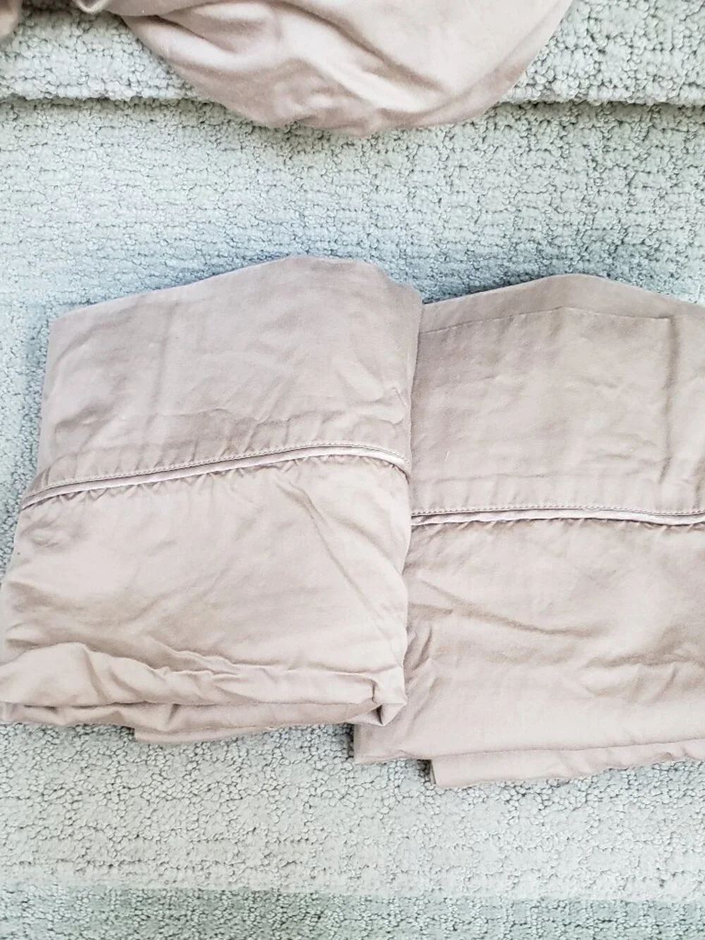 2 sets of queen sheets (fitted and flat + 2 pillowcases for each set). - Picture 3 of 4